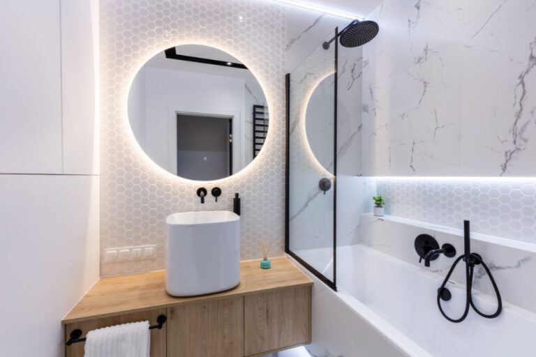 Ein stilvolles und helles Badezimmer mit Holzelementen und schwarzen Armaturen